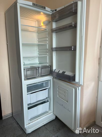 Холодильник ariston