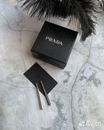 Prada комплект из двух невидимок