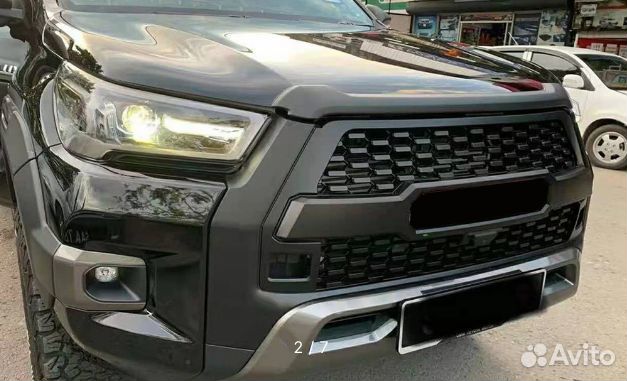 Решетка радиатора Toyota Hilux 2021-нв (чёрная)