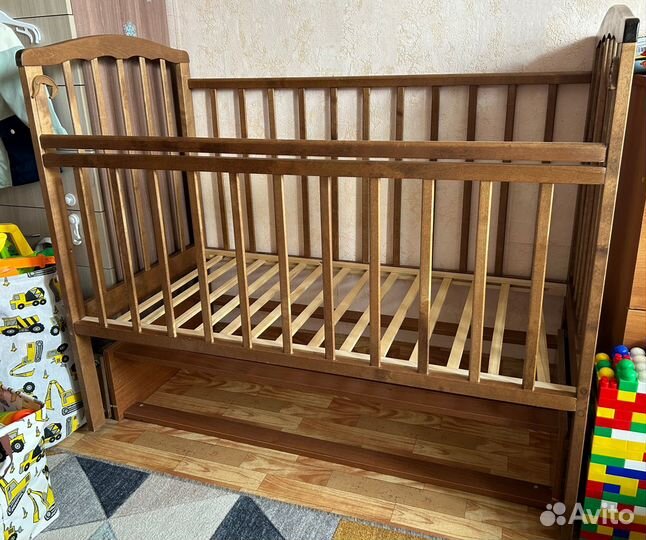 Детская кроватка с маятником