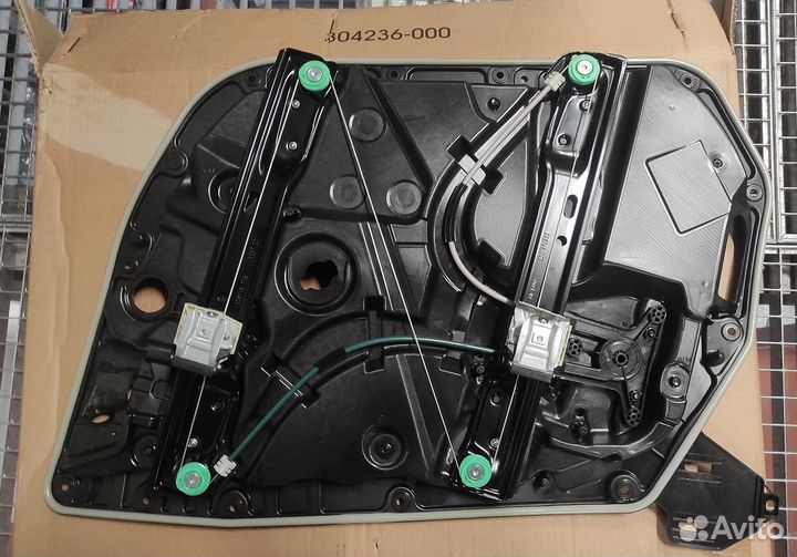 Опорный кронштейн стеклоподъемника MB A2057204923