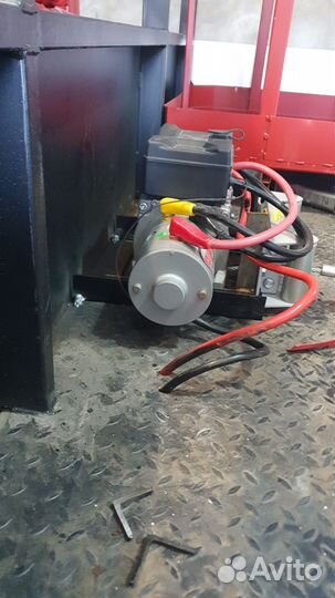 Isuzu NPR с КМУ, 2014