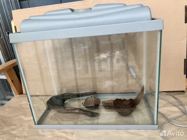 Аквариум террариум 50 л. с трещиной 50х40х25