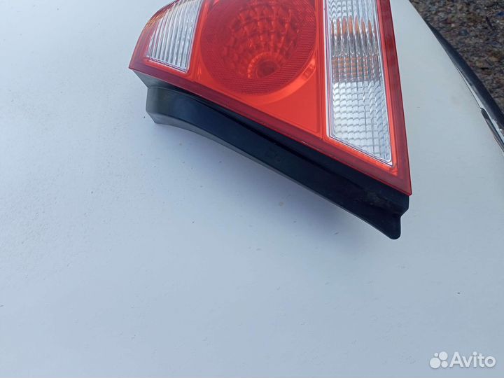 Задний правый фонарь на Nissan Almera Classic B10