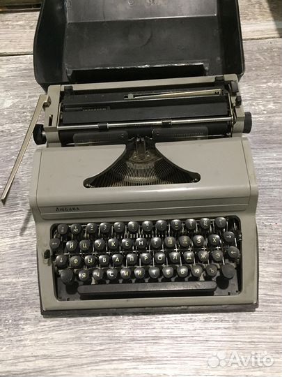 Пишущая ретро машинка Любава