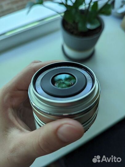 Объектив Olympus 17mm f/1.8, серебристый