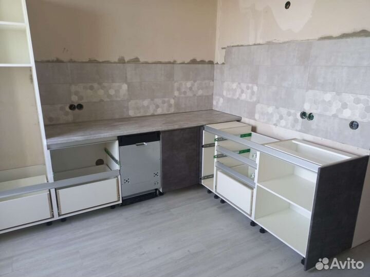 Кухня на заказ с ручкой Gola, двухярусная