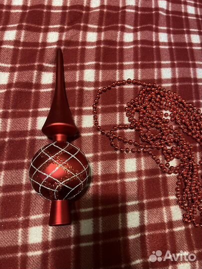 Елка искусственная и игрушки на елку