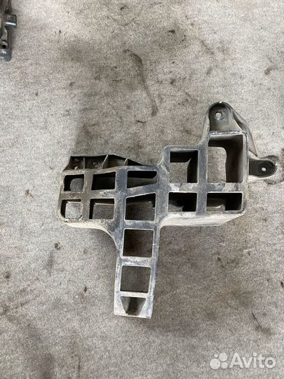 Кронштейн заднего бампера Renault Sandero I (2009–