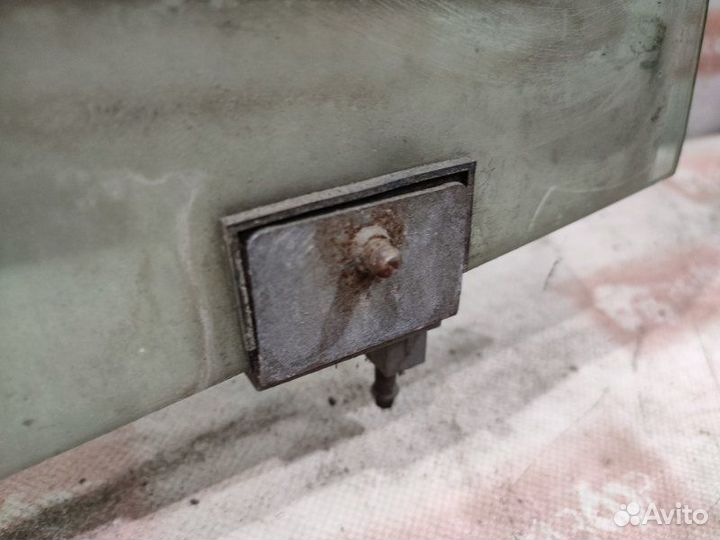 Стекло двери переднее правое Mercedes-Benz