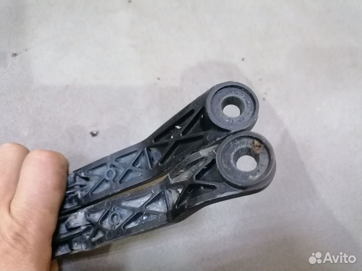 Поводок стеклоочистителя перед. Mitsubishi Carisma