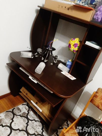 Компьютерный стол,люстра