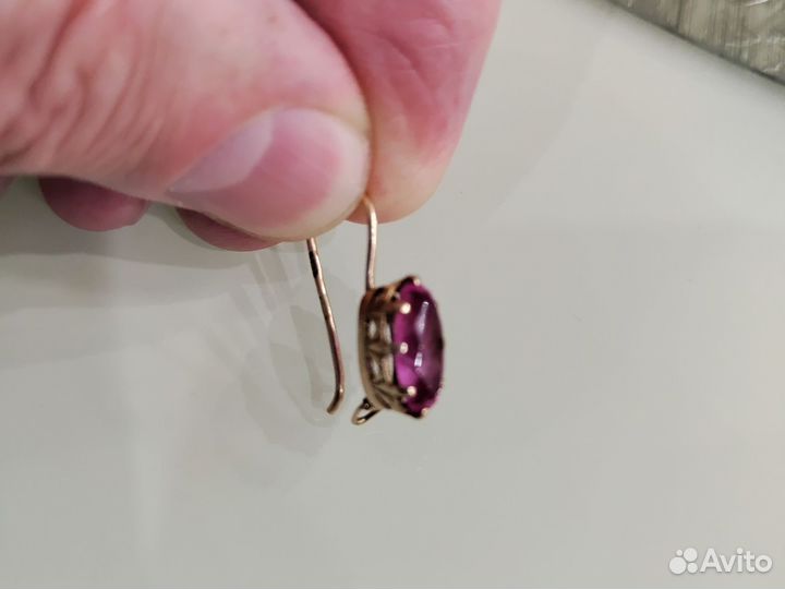 Золотая серьга одна