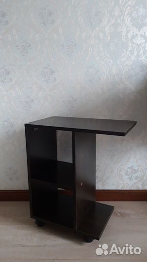 Прикроватный столик на колесиках