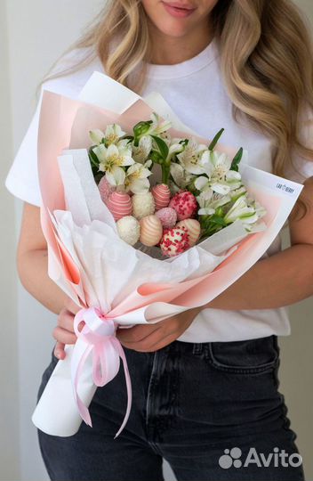 Сладкий букет с клубникой в шоколаде и цветами