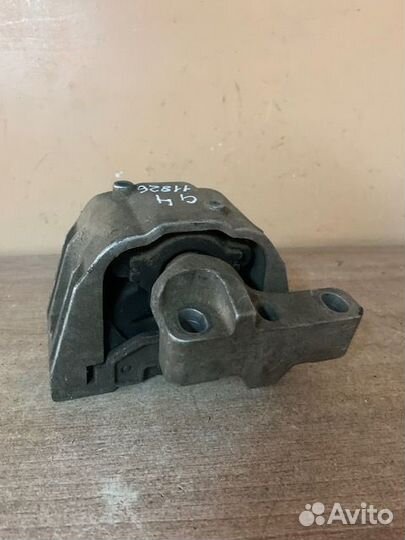 Опора двигателя правая Golf IV