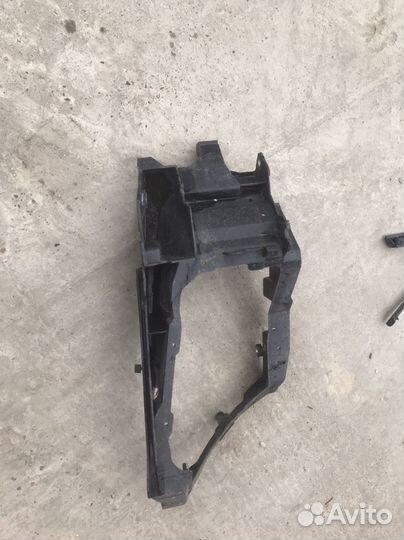 Крепление фары (кронштейн фары) левой w222