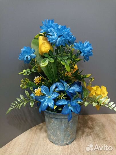 Букет из искусственных цветов в горшке