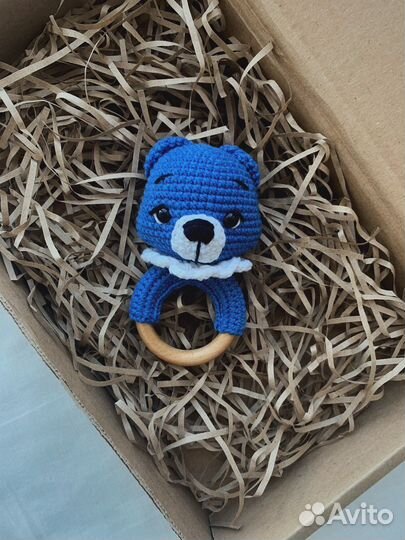 Вязаная погремушка мишка ручной работы