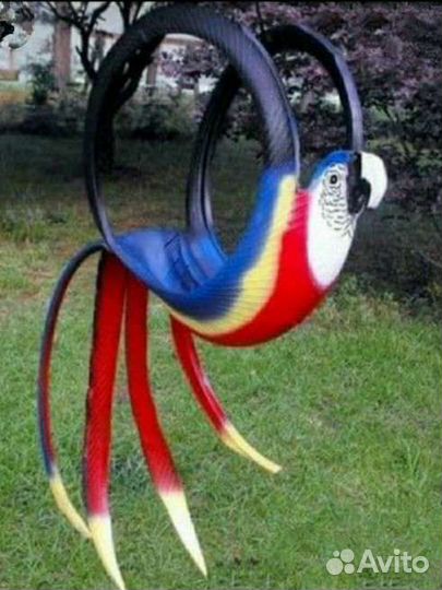 Лебедь, попугай, клумбы из шин