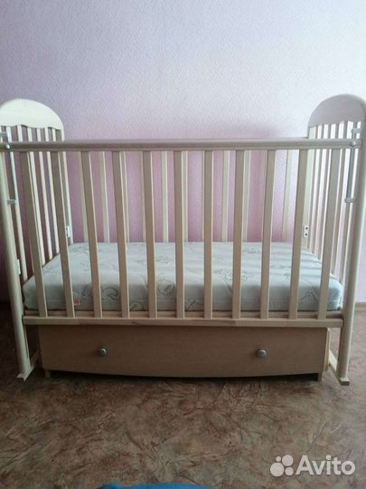 Детская кроватка с поперечным маятником