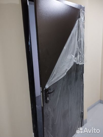 Металлическая дверь от застройщика