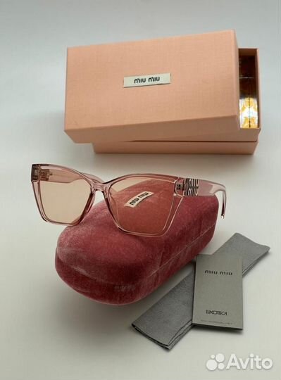 Солнцезащитные очки Miu Miu