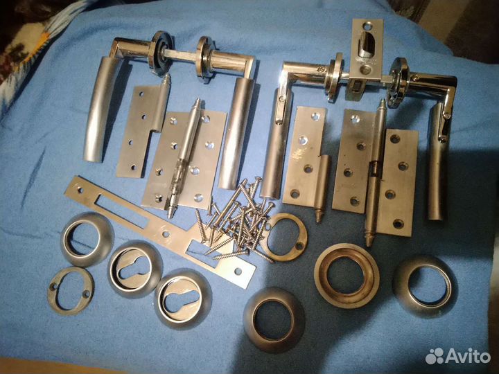 Дверные ручки, петли, саморезы