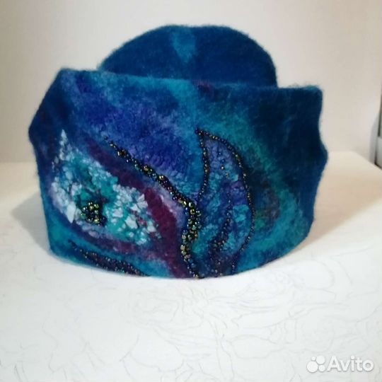 Шапка женская и броши валяная из шерсти