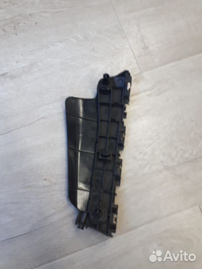 Направляющая переднего бампера правая toyota land