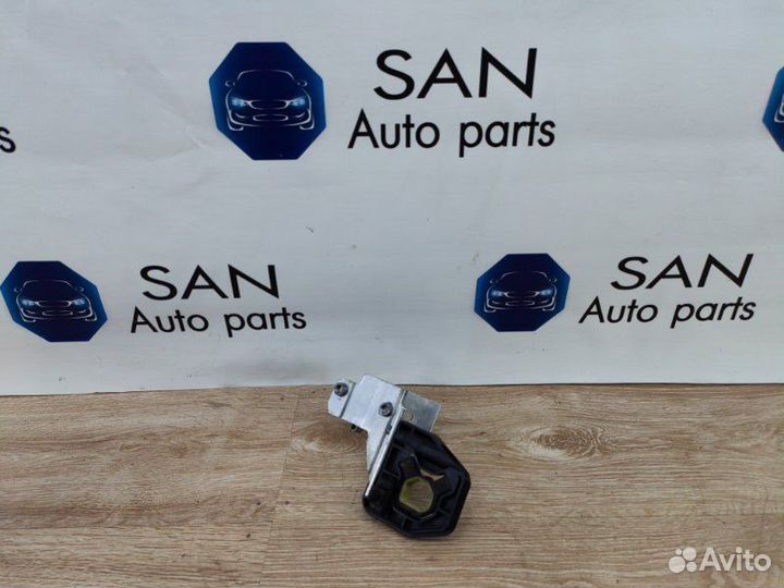 Кронштейн радиатора правый Bmw 3 F30 N20B20 2012