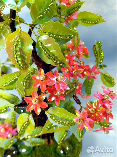 Дерево с цветами из бисера и пайеток