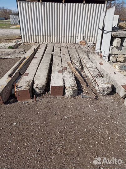 Бетонные столбы, перемычки, доска, брус