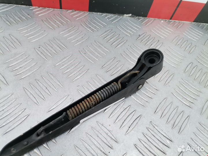 Щеткодержатель задний Mitsubishi Pajero Sport