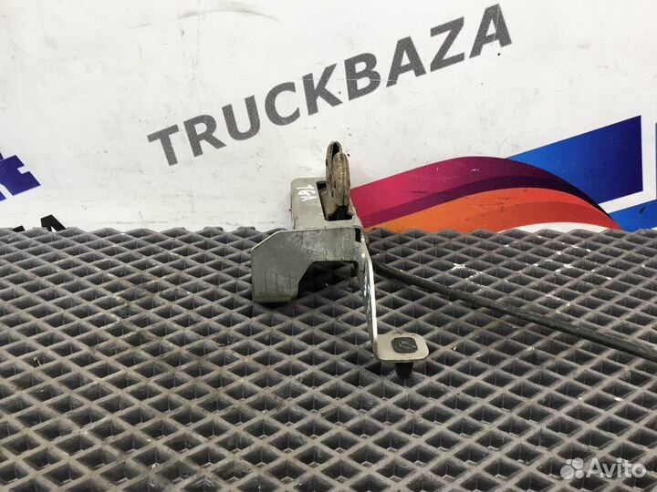 Замок капота