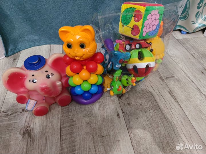 Развивающие игрушки для малышей пакетом