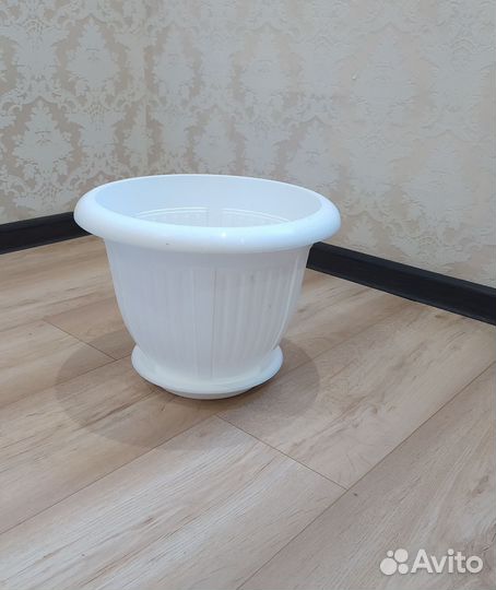 Большой цветочный горшок