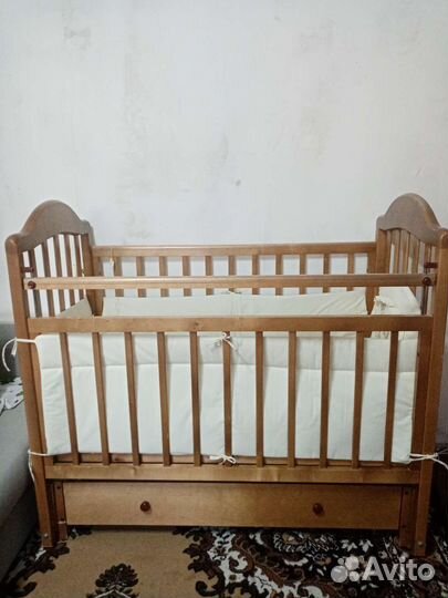 Детская кроватка с продольным маятником
