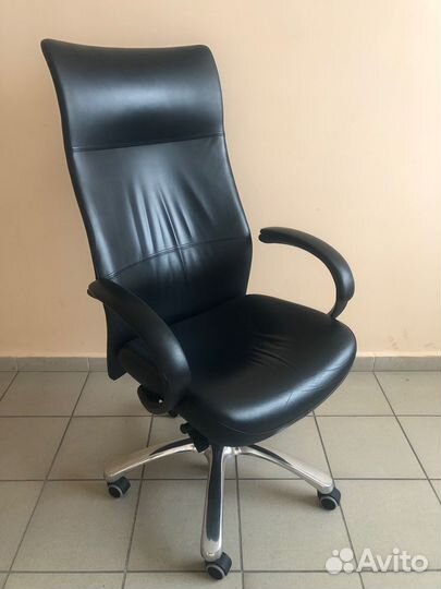 Кожаное стильное Итальянское кресло