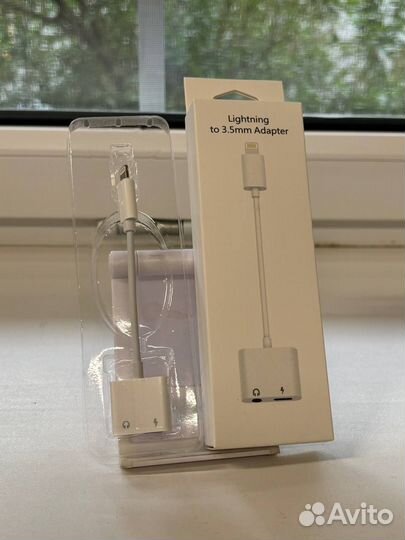 Переходник для наушников и зарядки iPhone