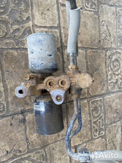 Цилиндр гидроподвески Toyota Land Cruiser 200