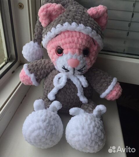 Вязаная игрушка котик