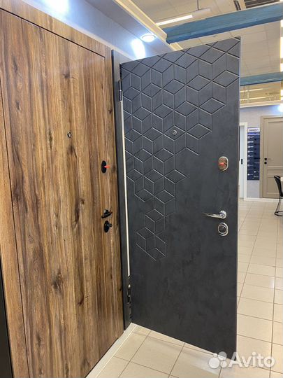 Входная дверь в квартиру / металлическая