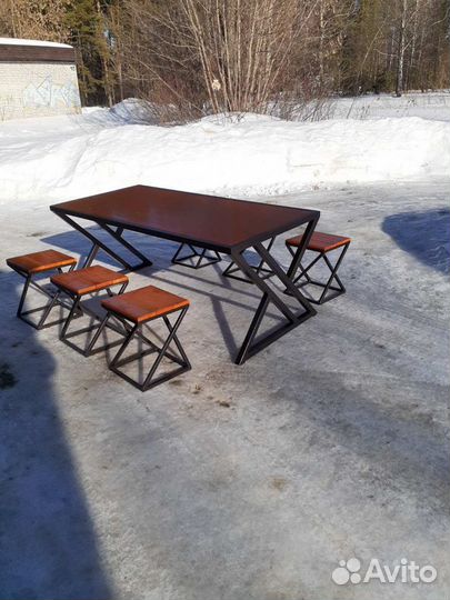 Стол с табуретками