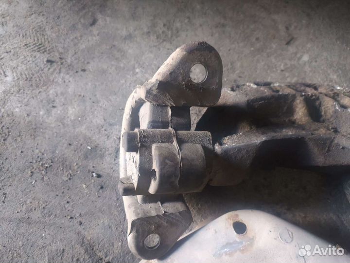 Кронштейн с подушкой Опель Астра F