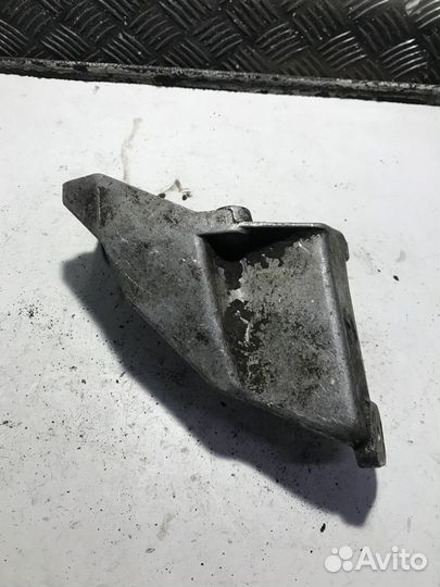 Кронштейн двигателя левый Volkswagen Passat B5