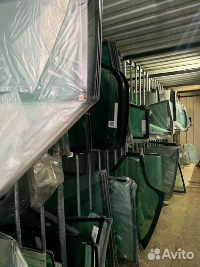 Стекло неподвижное Мини-погрузчик бобкэт S 160