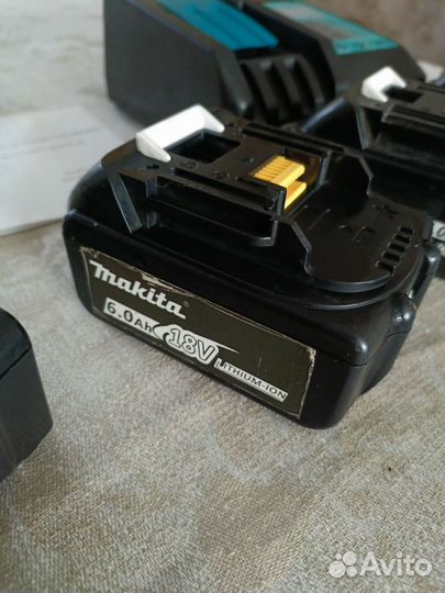 Зарядное устройство + 5 аккумуляторов 18v Makita