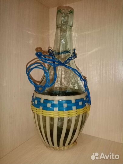 Старинная бутыль в плетённом каркасе с подвесом