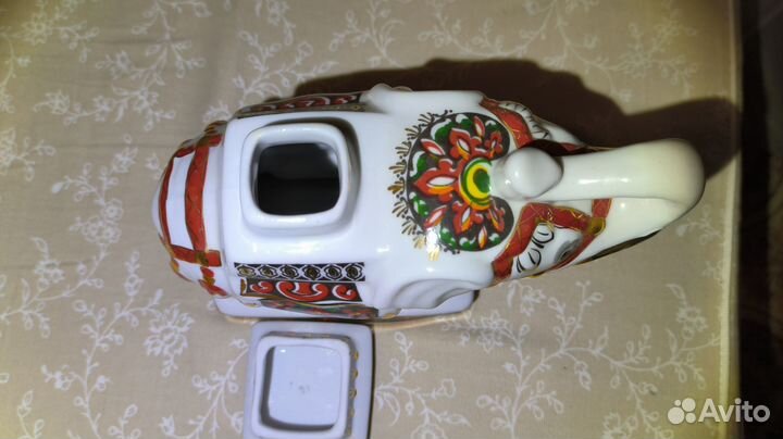 Фарфоровая чайница 